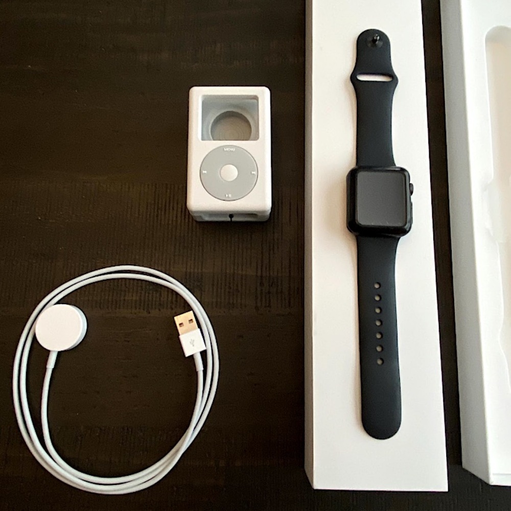 Apple Watch Series 3 - 38mm 👑 BUNDLE!